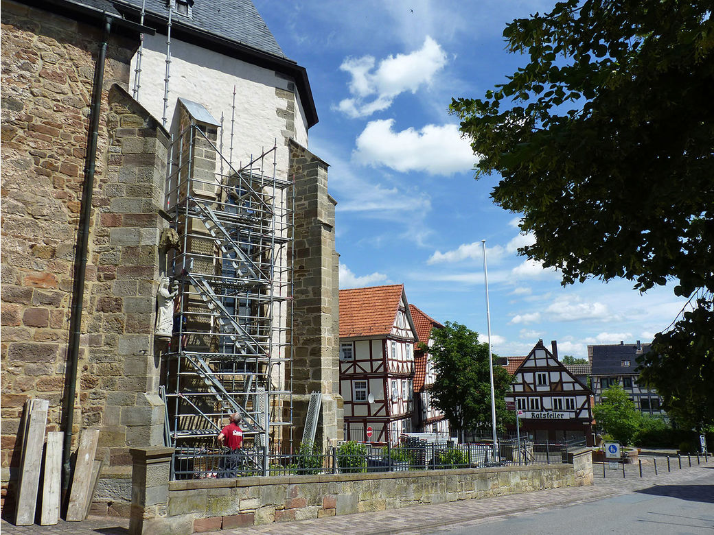Einrüstung von St. Crescentius an der Südseite (Foto: Karl-Franz Thiede)